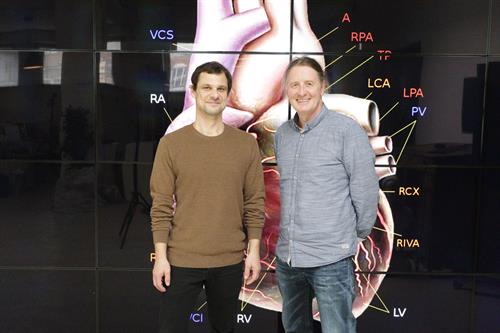 Falko Schmid (links, UKD) und Christian Geiger (rechts, HSD) freuen sich auf die Entwicklung von 3D-Lehrinhalten im Bereich Anatomie in der Medizin- und Medienausbildung.