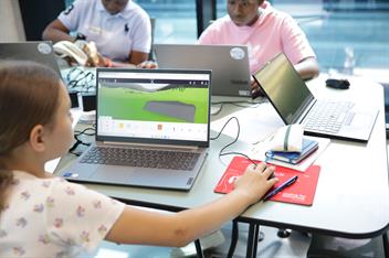 Projekt Digi-Health Heroes: Ferienworkshop für interessierte Schüler*innen. Verschiedene Technologien, die im Gesundheitsbereich Anwendung finden, konnten ausprobiert werden.