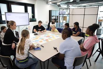Projekt Digi-Health Heroes: Ferienworkshop für interessierte Schüler*innen. Verschiedene Technologien, die im Gesundheitsbereich Anwendung finden, konnten ausprobiert werden.