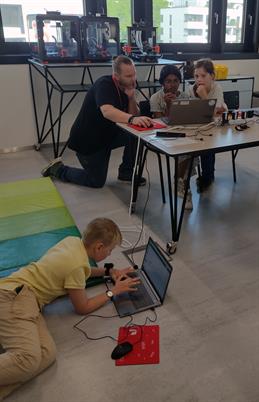 Projekt Digi-Health Heroes: Ferienworkshop für interessierte Schüler*innen. Verschiedene Technologien, die im Gesundheitsbereich Anwendung finden, konnten ausprobiert werden.