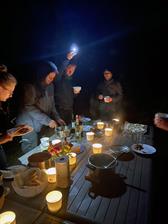 Ein Aspekt, der auf der Exkursion vertieft wurde, waren die unterschiedlichen teilweise sehr aufwändigen Präsentationen der Höhlen von Font de Gaume, Les Combarelles und die Höhlen von Cougnac – insbesondere der Kopien von Lascaux II und IV, die multimedial mit unterschiedlichen, anspruchsvollen Techniken von spannenden räumlich-architektonischen Umsetzungen über Projektionen zu AR und interaktive Angebote reichte.