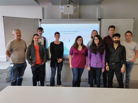 Prof. Dr. Manfred Wojciechowski (links) und die Gruppe von Studierenden, die eine Webseite zum Thema "Recycling von Glas" erstellt haben.